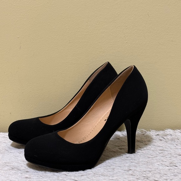 City Classified Classic Dress Pumps - Picture 2 of 4